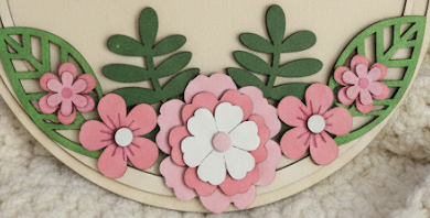 Éco-conception et haute densité : d’où vient le bois de vos souvenirs ? Couronne florale 3D en bois éco-certifié et verni - Décoration murale personnalisée L