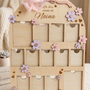Cadre photo bébé en bois personnalisé pour la première année, modèle Naïna par L'Atelier des Instants Précieux.