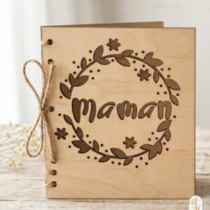 Carte de vœux personnalisée en bois gravé avec couronne florale et mot Maman
